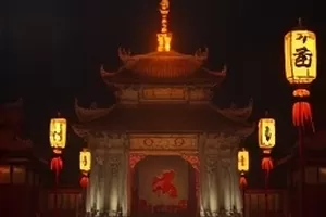 纪录短片《第七次呼吸》中透气窗与光束形成的条纹